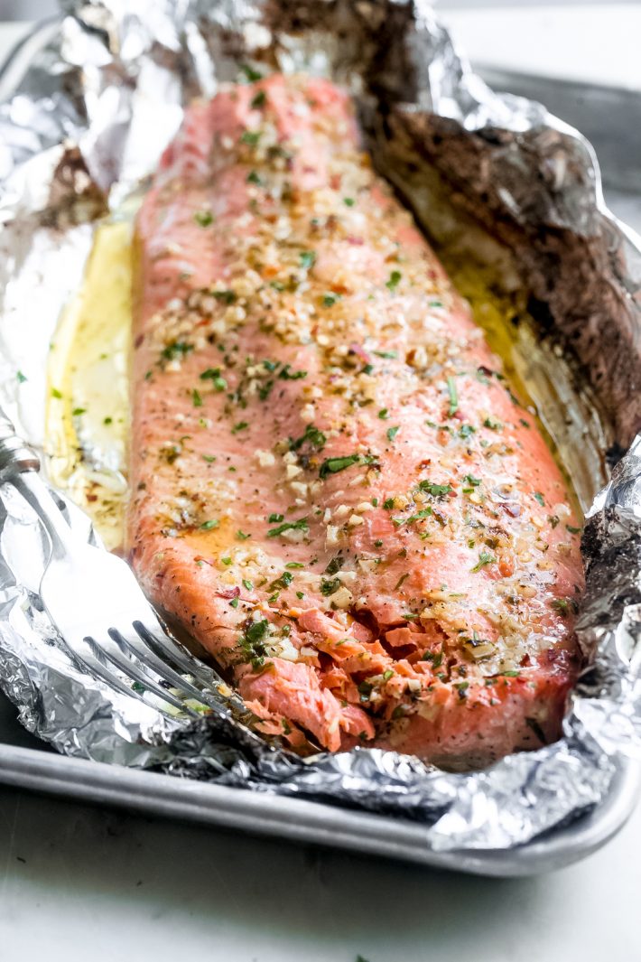 Garlic Butter Baked Salmon in Foil - a quick 25 minute recipe that you can use for meal prep but it's also fancy enough to make for guests! Quick, easy, and less than 10 ingredients! #garlicbutterbakedsalmon #bakedsalmon #salmonrecipes #dinner #quickdinner #bakedsalmoninfoil #salmoninfoil | Littlespicejar.com