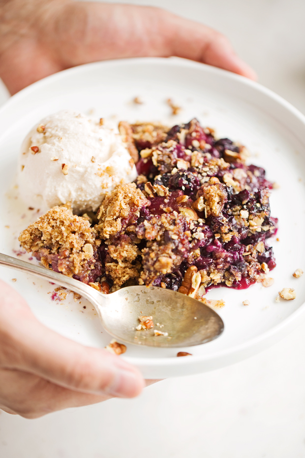 Blueberry Peach Crisp - A super summery dessert topped with a pecan and oat crumble #blueberrycrisp #peachcrisp #blueberrycrumble #peachcrumble | Littlespicejar.com