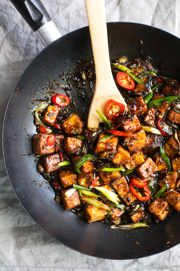 Black Pepper Tofu Stir Fry - A quick vegan dinner made with crispy pan-fried tofu and drizzled in a spicy black pepper sauce! So delicious and easy to make too! #veganstirfry #stirfry #blackpeppertofu #tofu | Littlespicejar.com