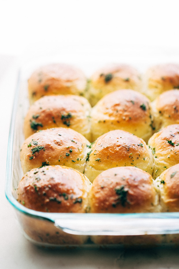One Hour Garlic Herb Dinner Rolls - Fluffy and tender dinner rolls that are topped with an amazing garlic butter to give you the most flavor dinner rolls of your life! #garlicbutterrolls #onehourdinnerrolls #dinnerrolls | Littlespicejar.com