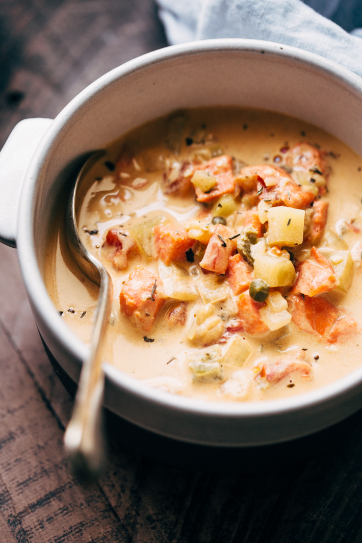 Seattle Style Smoked Salmon Chowder -The creamiest, coziest bowl of homemade smoked salmon chowder you'll ever have! This chowder is naturally thickened with potatoes and is super luxurious! #smokedsalmonchowder #chowder #pikeplacechowder #salmonchowder | Littlespicejar.com
