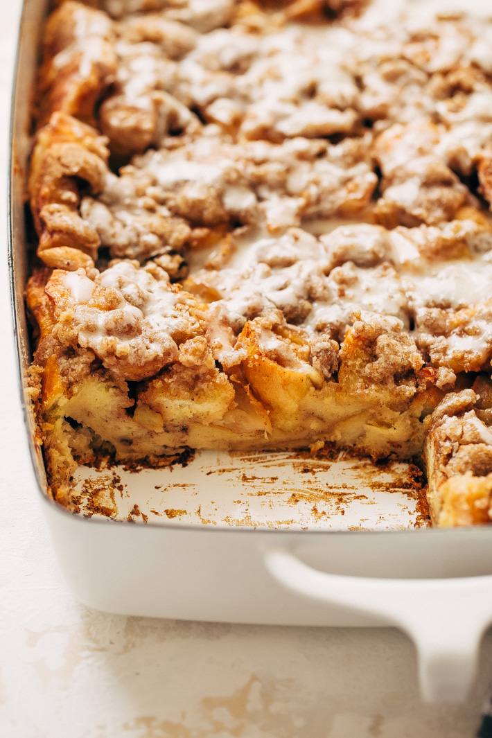 Apple Pie French Toast Bake (or Casserole) - a make ahead friendly recipe that's perfect for brunches or sunday morning breakfast! #frenchtoast #frenchtoastbake #frenchtoastcasserole #applepiefrenchtoastbake | Littlespicejar.com