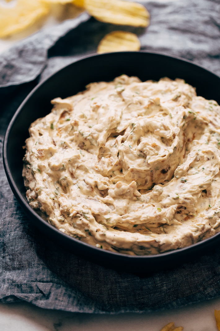 Caramelized Onion Dip - a simple dip that you can make ahead for parties and gatherings! Perfect for New Years Eve or any celebration! #caramelizedoniondip #frenchoniondip #oniondip #frenchcaramelizedoniondip | Littlespicejar.com