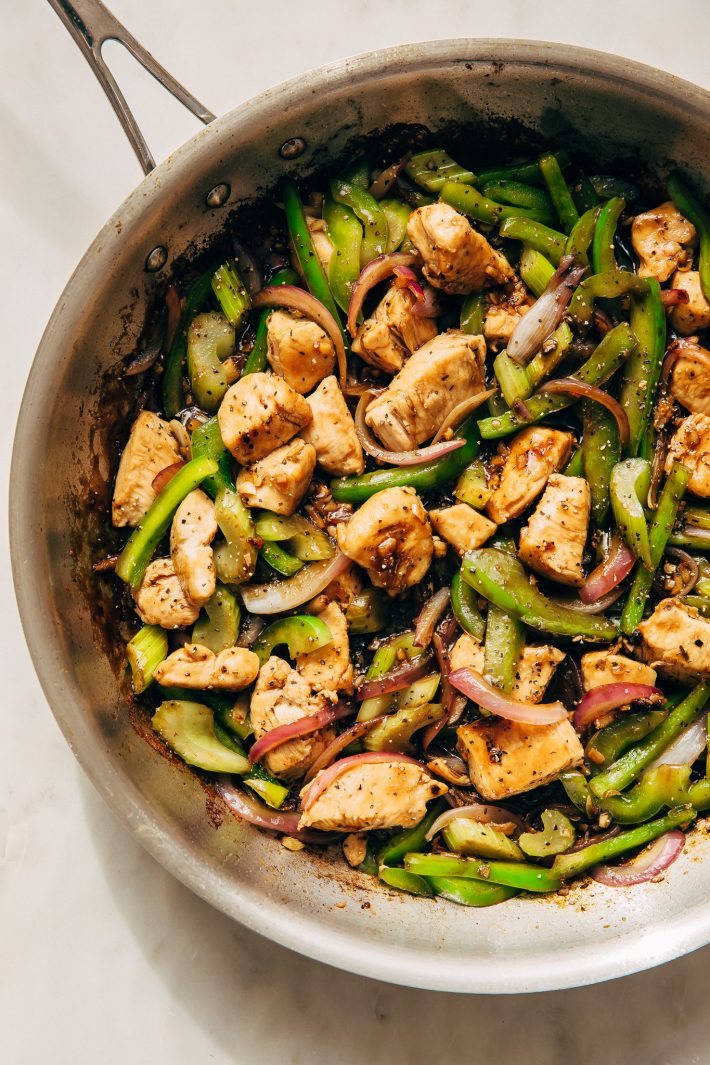 Black Pepper Chicken Stir Fry - Learn how to make a simple chicken stir fry with veggies all under 25 minutes and it's perfect for MEAL PREPPING! #blackpepperchicken #chickenstirfry #chickenandveggiestirfry #stirfry | Littlespicejar.com
