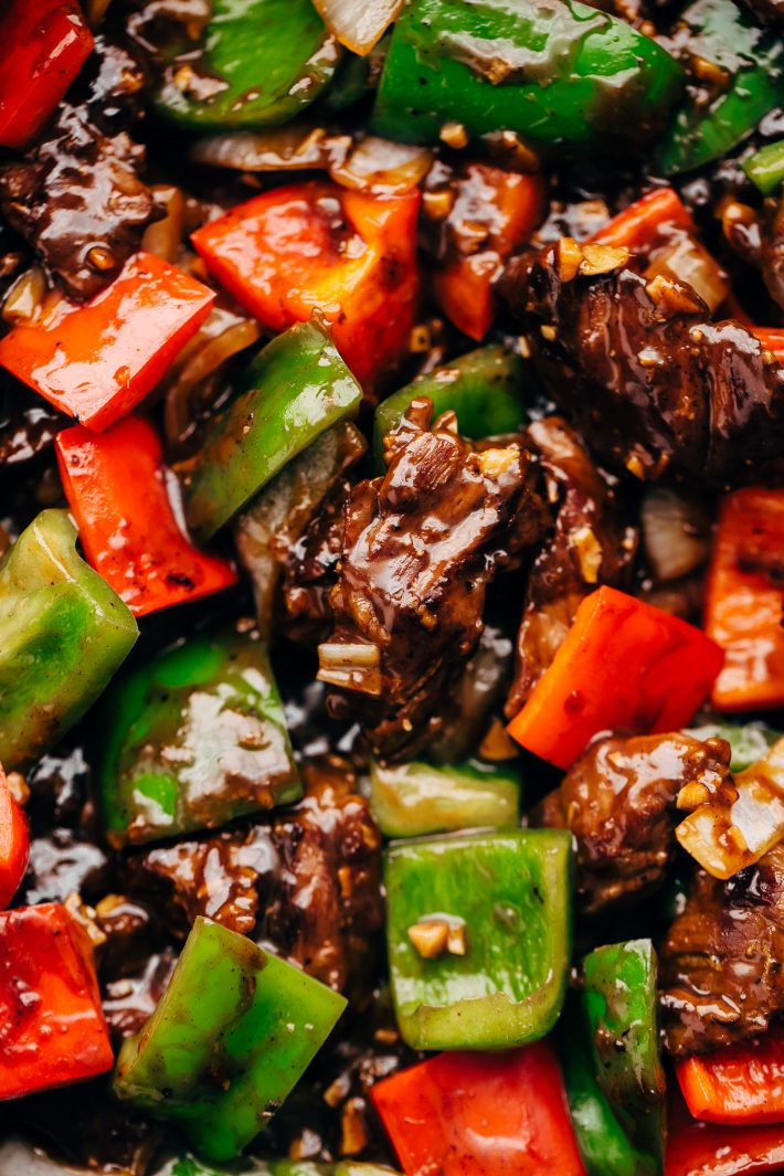 Garlic Lovers Pepper Steak Stir Fry - An easy Stir Fry recipe that's better than take out! Loaded with peppers, onions, steak, and sauce. #peppersteak #peppersteakstirfry #beefstirfry #steakstirfry | Littlespicejar.com