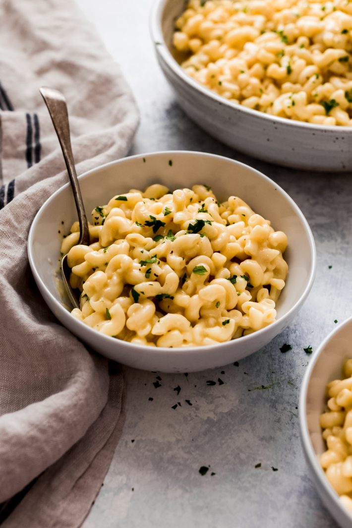 5-Ingredient Instant Pot Mac and Cheese - Learn how to make Mac and cheese in the instant pot with just 5 simple ingredients plus tons of ways to jazz it up! #instantpotmacandcheese #macandcheese #instantpot #thanksgiving | Littlespicejar.com