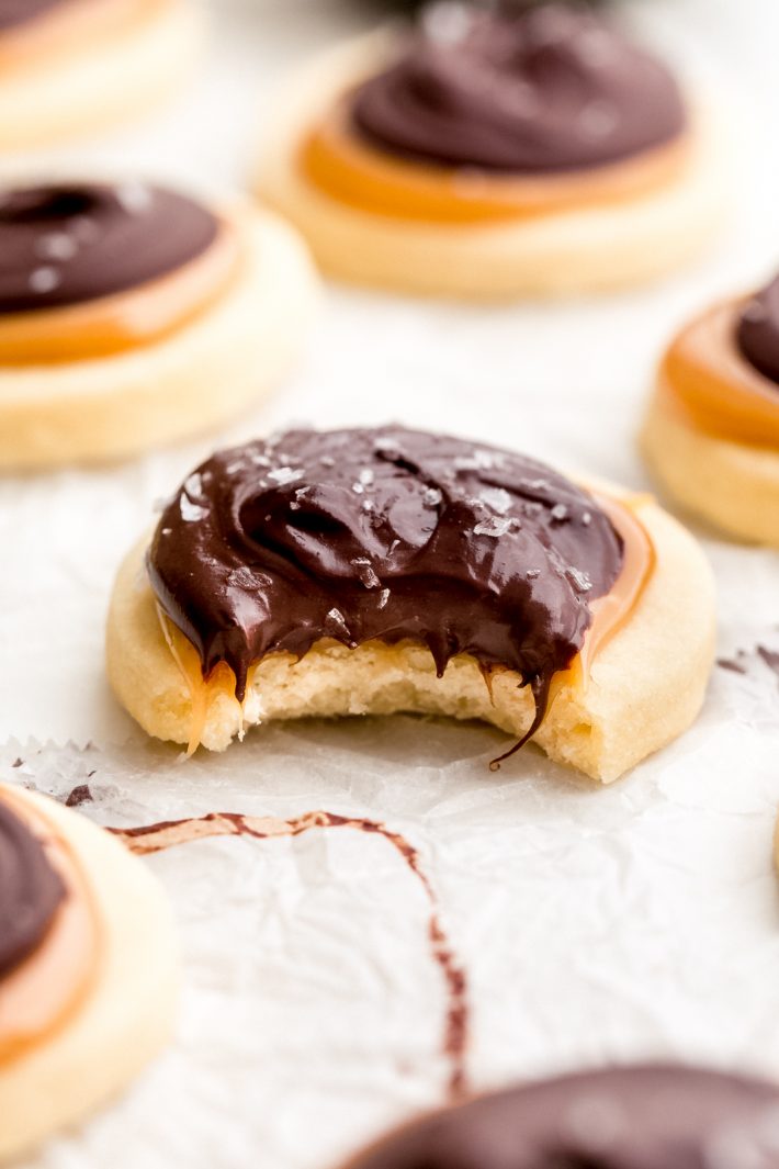 Easy Shortbread Twix Cookies - Dangerously easy to make Twix cookies with a shortbread bottom! These cookies start with a four ingredient shortbread crust, topped with creamy caramel and melted chocolate and a hint of sea salt to make them fancy! #twixcookies #shortbreadcookies #shortbreadtwixcookies #homemadetwix #twixrecipe #shortbreadcookie | Littlespicejar.com