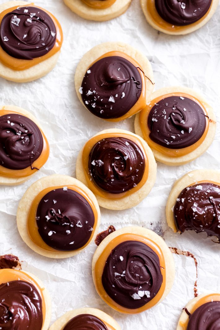 Easy Shortbread Twix Cookies - Dangerously easy to make Twix cookies with a shortbread bottom! These cookies start with a four ingredient shortbread crust, topped with creamy caramel and melted chocolate and a hint of sea salt to make them fancy! #twixcookies #shortbreadcookies #shortbreadtwixcookies #homemadetwix #twixrecipe #shortbreadcookie | Littlespicejar.com