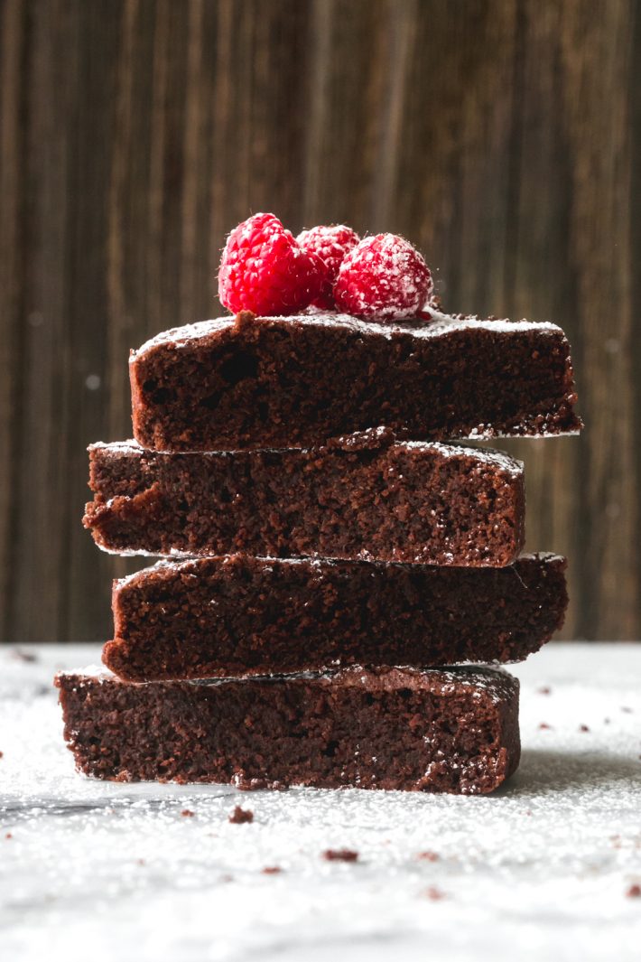 Flourless Chocolate Cake (Caprese Cake) - Learn how to make the famous Caprese cake that's naturally gluten-free! This chocolate torte is easy and so yummy! #glutenfree #glutenfreedessert #chocolatecake #flourlesschoclatecake #tortacaprese #capresecake | Littlespicejar.com
