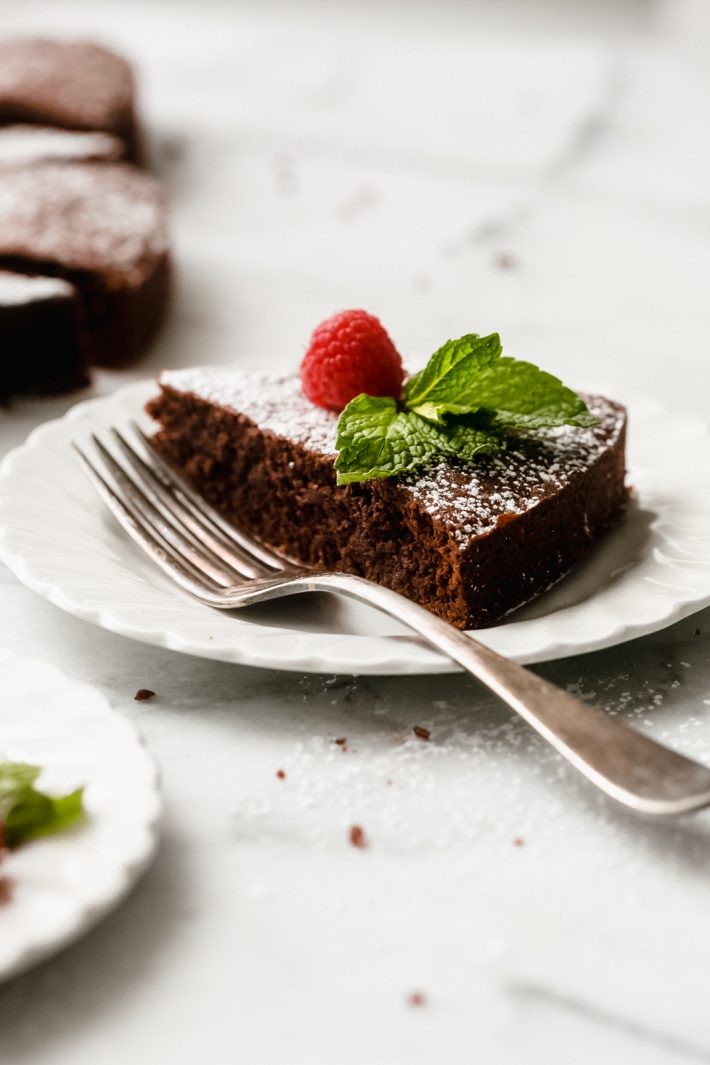 Flourless Chocolate Cake (Caprese Cake) - Learn how to make the famous Caprese cake that's naturally gluten-free! This chocolate torte is easy and so yummy! #glutenfree #glutenfreedessert #chocolatecake #flourlesschoclatecake #tortacaprese #capresecake | Littlespicejar.com