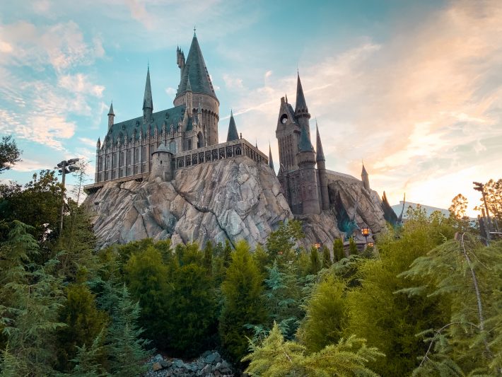 19 Tips for Visiting the Wizarding World of Harry Potter - Things to see, where to wave your wand, and what you have go to eat! #wizardingworld #harrypotter #universalstudios #harrypotterworld | Littlespicejar.com