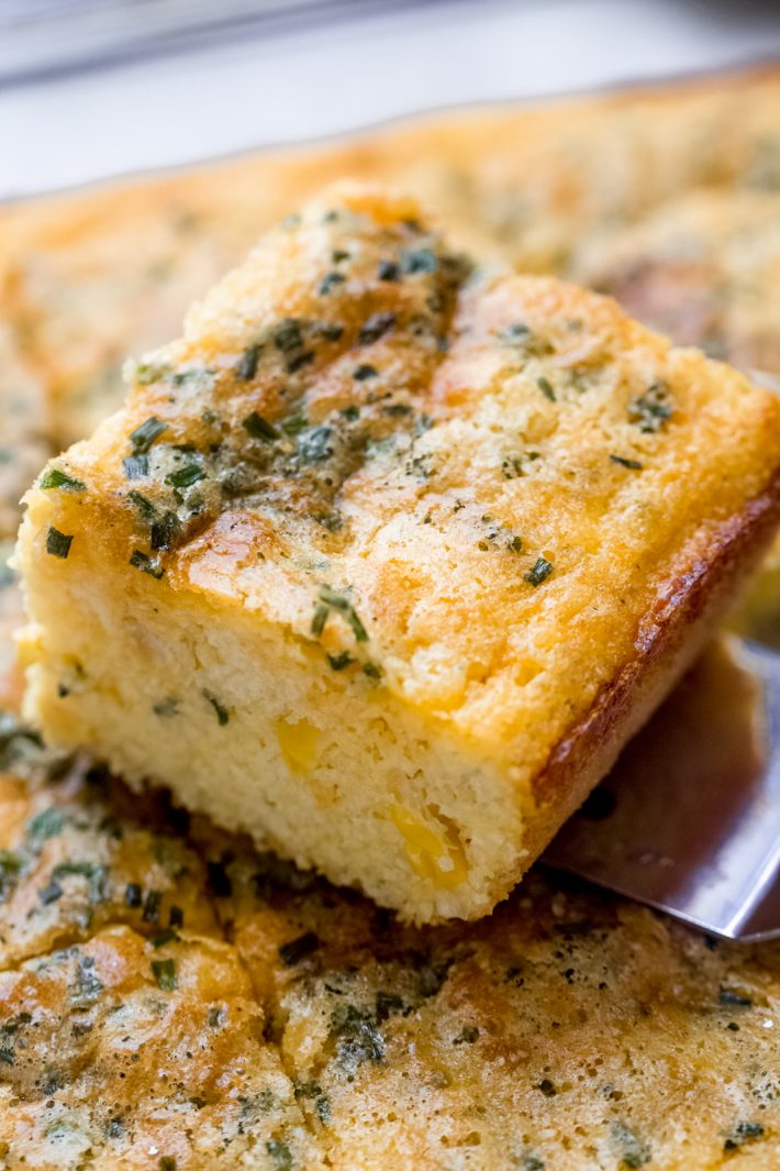 Garlic Cheddar Chive Spoonbread - a simple Thanksgiving recipe that requires 5 minutes or presswork! #cornpudding #spoonbread #thanksgiving #sidedishes #christmas #thanksgivingsides | Littlespicejar.com