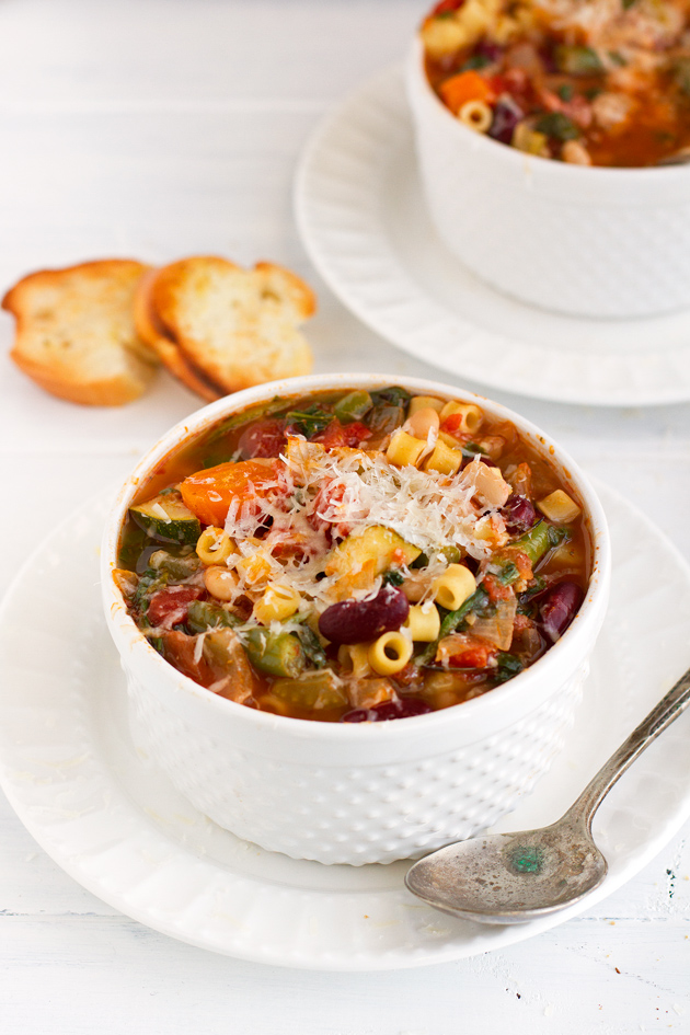 Homemade Minestrone Soup {Slow Cooker} made with a secret ingredient, this soup is perfect for chilly evenings! #minestronesoup #crockpot #slowcooker #minestrone | LIttlespicejar.com 