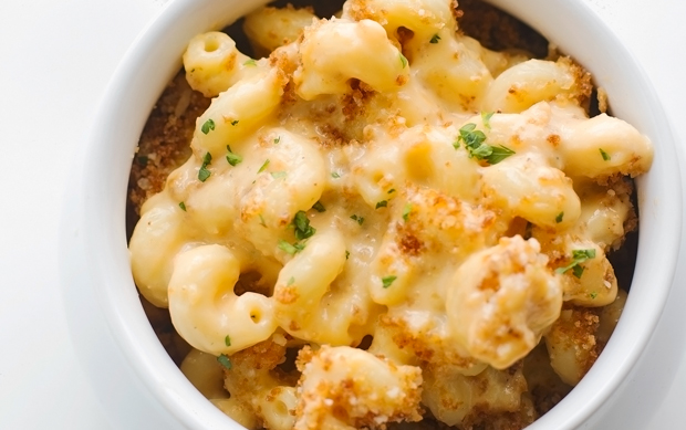 Creamy Mac and Cheese - Topped with a garlic parmesan panko topping  - so sinfully delicious! #macaroni #macandcheese #macaroniandcheese | Littlspicejar.com