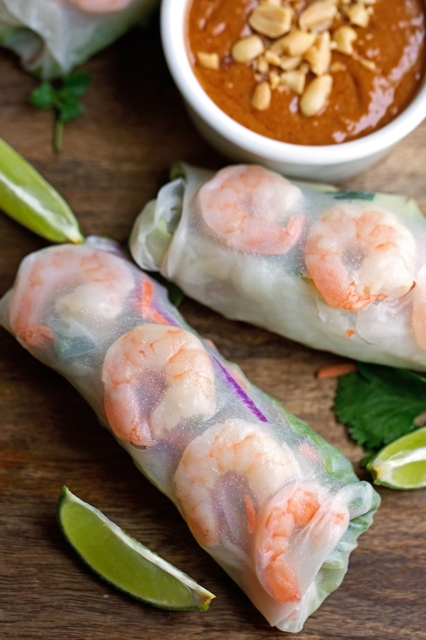 Vietnamese Fresh Spring Rolls - homemade spring rolls made easy! Watch the video and learn how to make these quickly and easily at home! #springrolls #freshspringrolls #summerrolls #vietnamesespringrolls | Littlespicejar.com