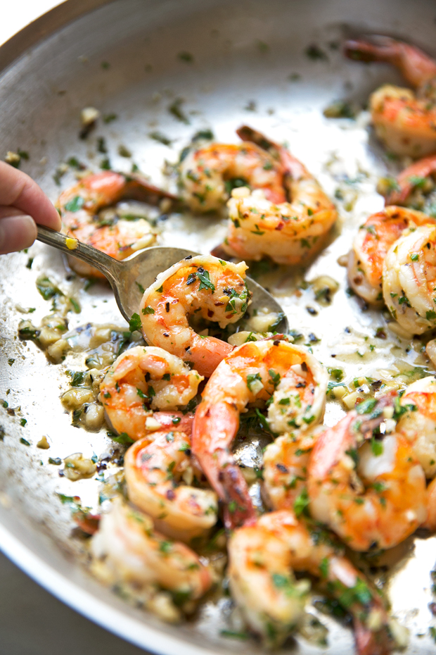 15 Minute Garlic Shrimp in Lemon Butter Sauce - a quick and easy weeknight dinner option that's under 200 calories! #garlicshrimp #lemonbutter #shrimpscampi |Littlespicejar.com