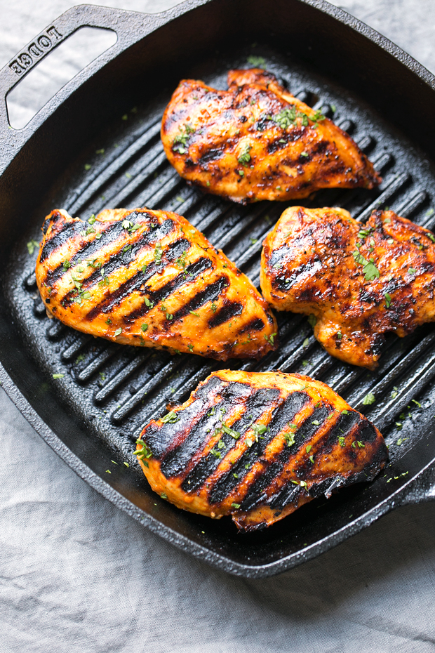 Simple Asian Grilled Chicken - tender and juicy chicken breasts marinated with spicy sriracha and a secret ingredient that makes this chicken TO DIE FOR! Coming in at just over 200 calories! #grilledchicken #srirachachicken #asianchicken #mealprep | Littlespicejar.com