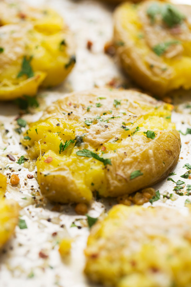 Parmesan Garlic Smashed Potatoes - an easy side dish or the perfect snack for football season! #smashedpotatoes #garlicsmashedpotatoes #potatoskins | Littlespicejar.com