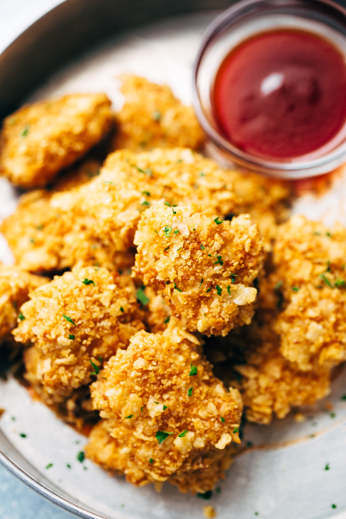 Honey Sriracha Baked Chicken Bites - these are perfectly addicting bites that are great for the BIG GAME or to serve with a side salad or fries for dinner. Crispy chicken that's BAKED and not fried! What's better? #chickennuggets #chickenwings #chickenbites #honeysriracha | Littlespicejar.com