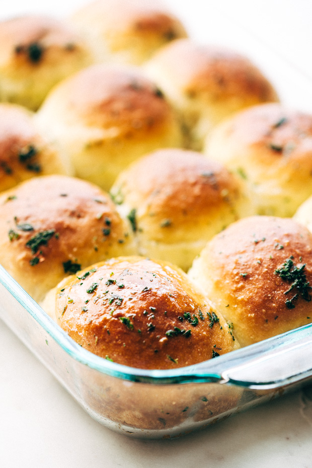 One Hour Garlic Herb Dinner Rolls - Fluffy and tender dinner rolls that are topped with an amazing garlic butter to give you the most flavor dinner rolls of your life! #garlicbutterrolls #onehourdinnerrolls #dinnerrolls | Littlespicejar.com