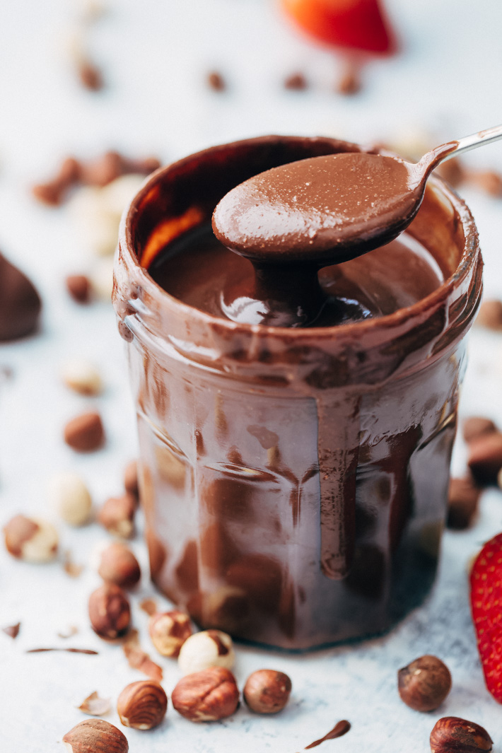 Simple Homemade Nutella - Learn how to make homemade nutella with just 7 simple ingredients! This stuff tastes so much more like hazelnuts than the store bought Nutella! #nutella #hazelnutspread #chocolatehazelnutspread | Littlespicejar.com