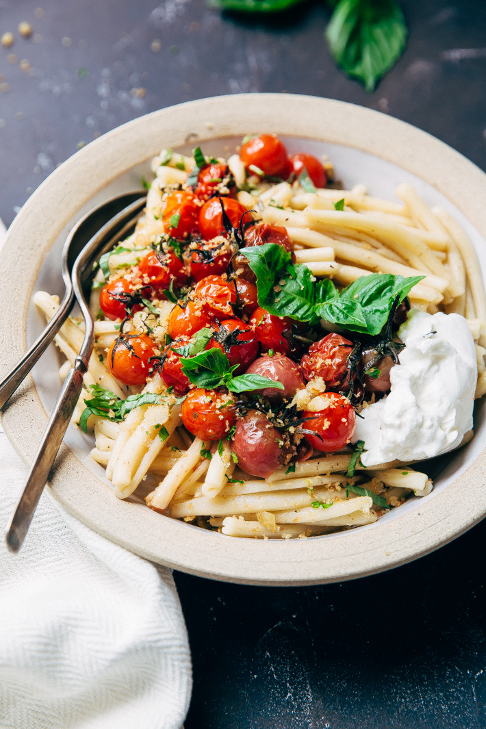 Farmer's Market Roasted Tomato Pasta with Garlic Breadcrumbs - use up all those delicious cherry tomatoes summer has to offer in this simple pasta dish! #roastedtomatopasta #tomatobasilpasta #garlicbreadpasta | Littlespicejar.com