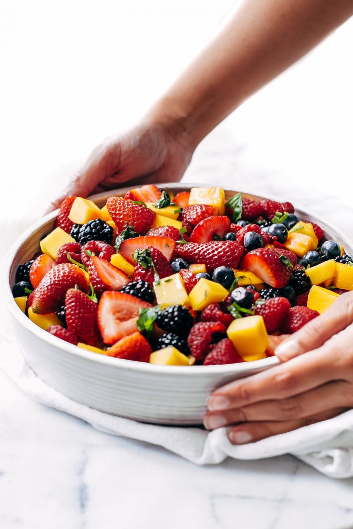 glødende Bærfrugtsalat - en let frugtsalat, som du kan medbringe til picnic, grill, brunch og så meget mere! # fruitsalad #berrysalad #berryfruitsalad #picnic # salat / Littlespicejar.com
