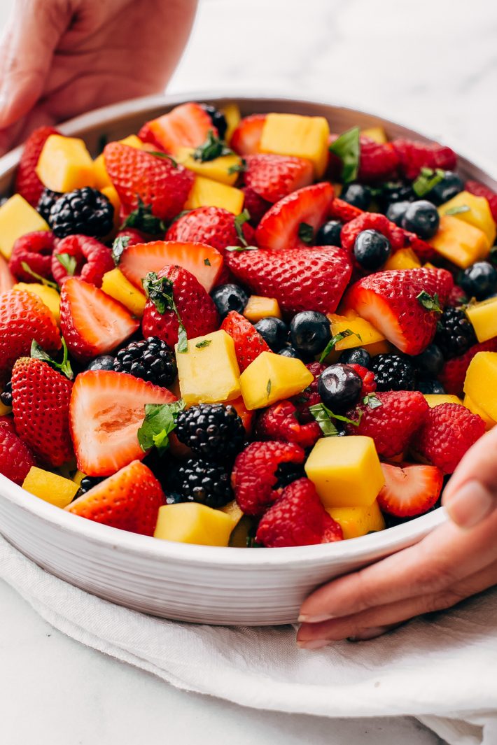 glødende Bærfrugtsalat - en let frugtsalat, som du kan medbringe til picnic, grill, brunch og så meget mere! # fruitsalad #berrysalad #berryfruitsalad #picnic # salat / Littlespicejar.com