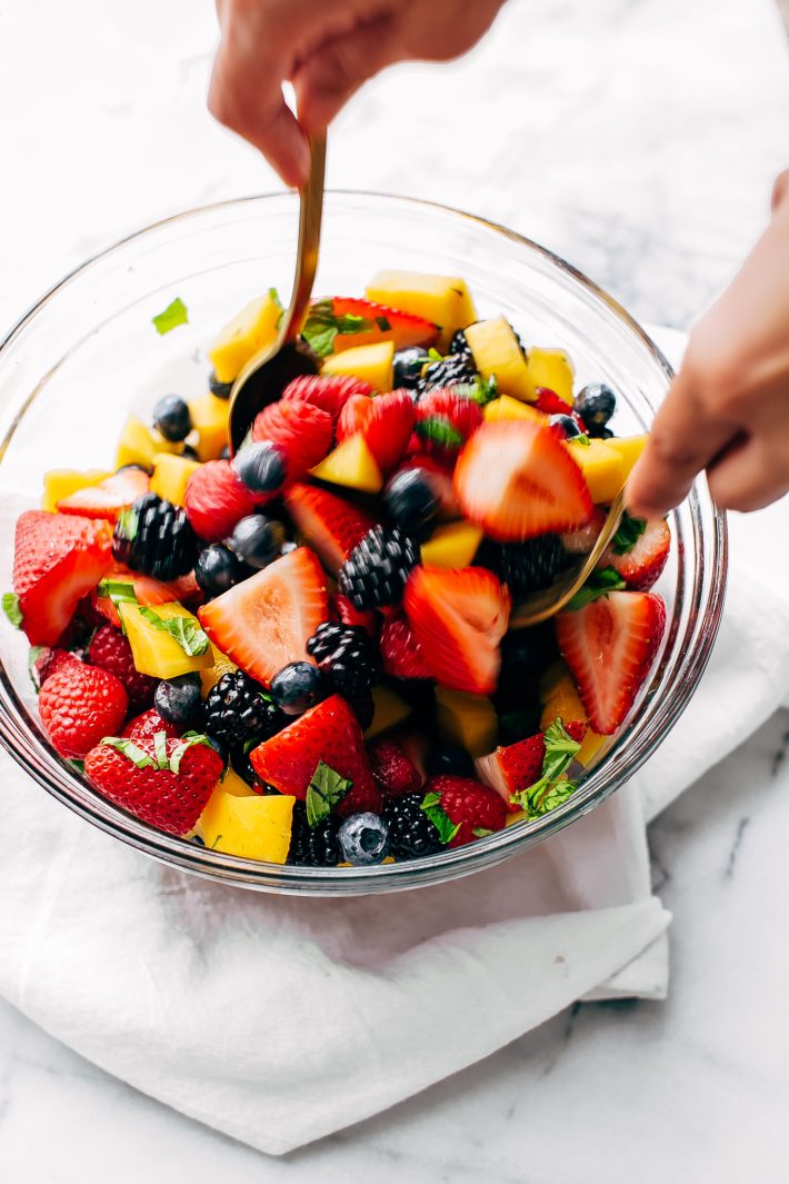Ensalada de frutas con bayas brillantes: ¡una ensalada de frutas fácil que puedes llevar a picnics, barbacoas, brunch y mucho más! # fruitsalad #berrysalad #berryfruitsalad # picnic # salad / Littlespicejar.com