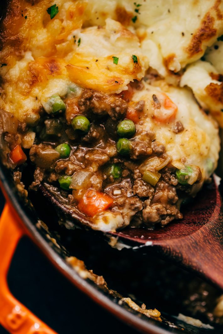 beef gravy with peas and mashed potatoes