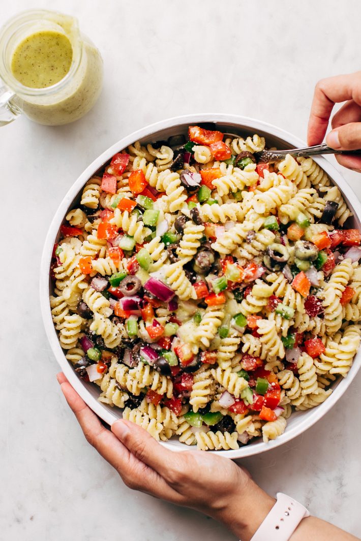 California Pasta Salad - made with homemade roasted garlic Italian dressing and tons of yummy salad toppings! Perfect for potlucks or picnics! #pastasalad #californiasalad #salad #spaghettisalad #potluck #choppedsalad | Littlespicejar.com