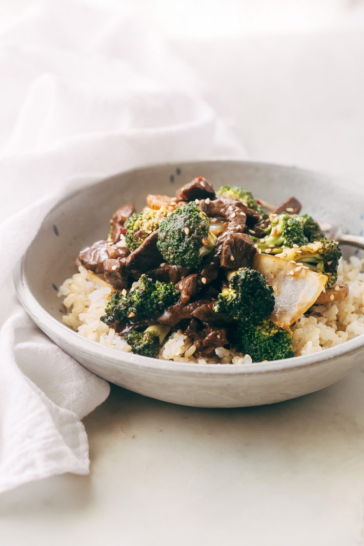 Best Easy Broccoli Beef Stir Fry Recipe - the easiest recipe that takes in the ballpark of 30 minutes to make and tastes better than takeout! #beefandbroccoli #broccolibeef #broccolibeefstirfry #stirfry #takeout | Littlespicejar.com