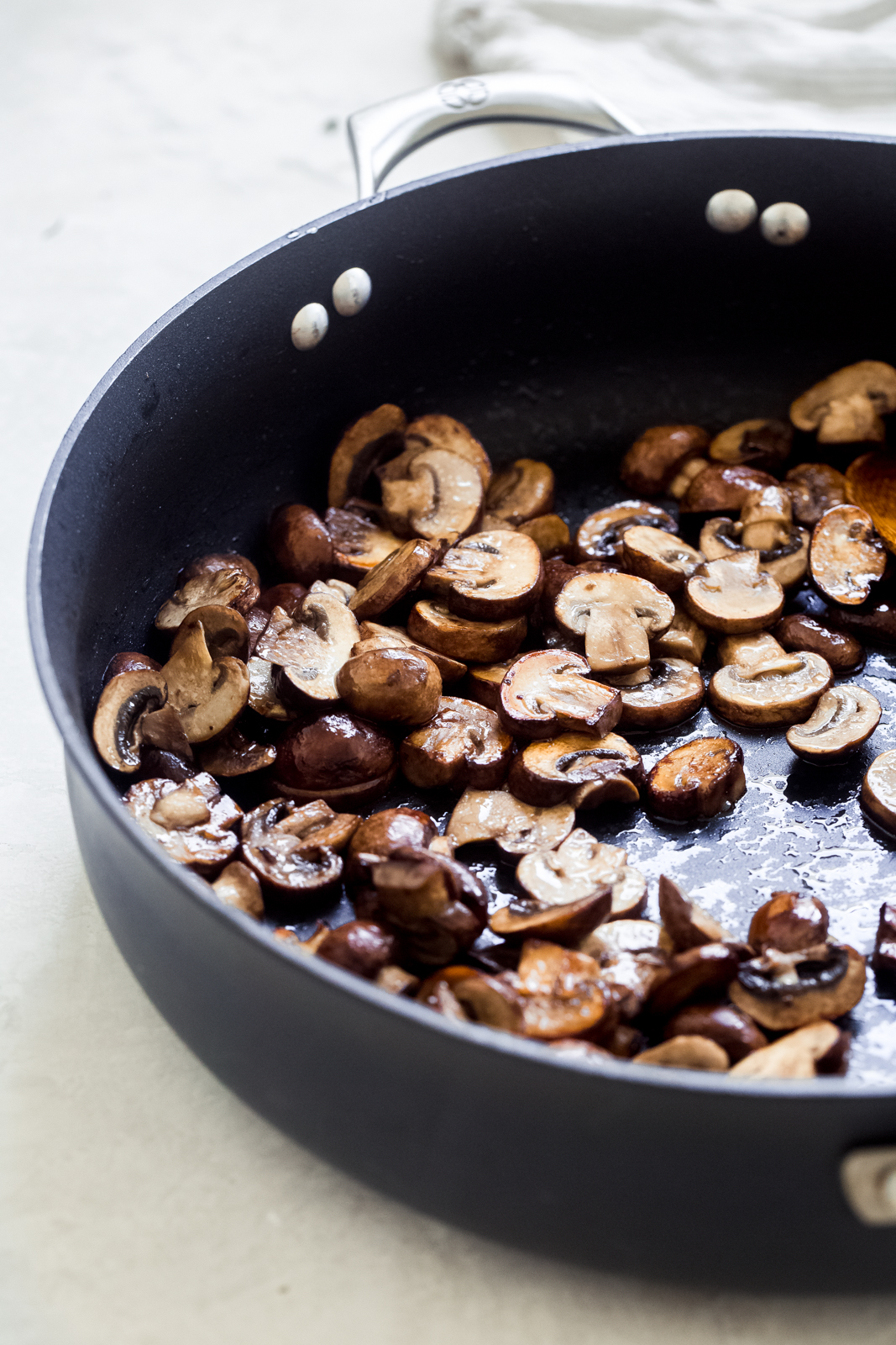sautéed mushroom sin a black sauce pan
