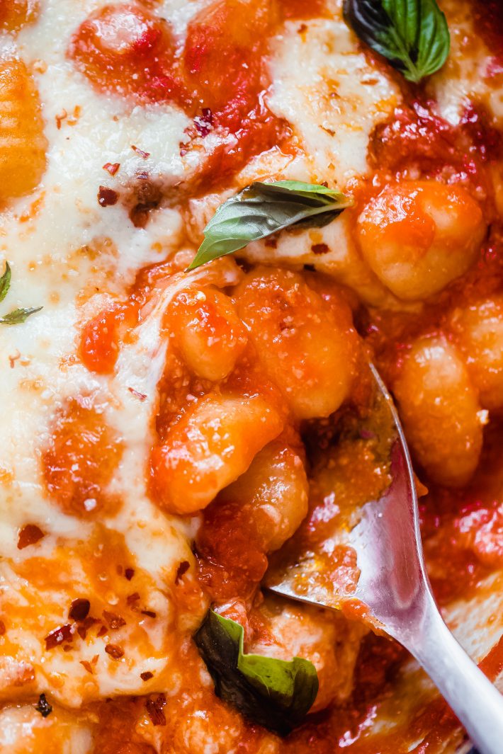 gnocchi in pomodoro topped with mozzarella cheese in pan
